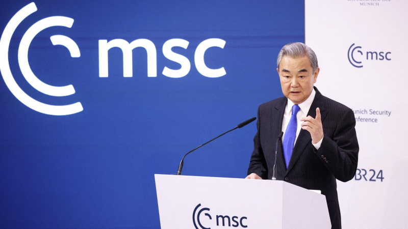 КНР выступает против управления миром крупными державами, заявил Ван И