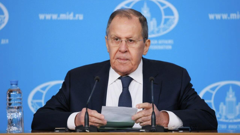 Лавров назвал планы Франции по ядерному сдерживанию макроновским зонтиком