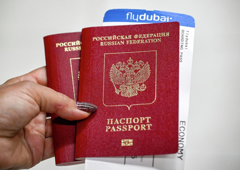 Нас выселяют. Как россияне возвращаются c Ближнего Востока