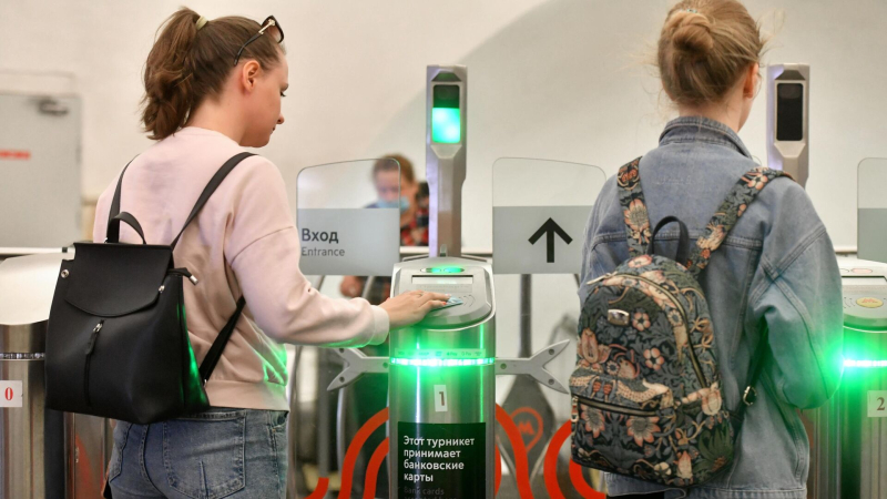 Пассажиркам московского транспорта подарят цветы 8 марта