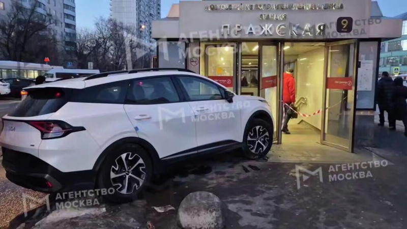 Появились новые подробности аварии у входа на станцию "Пражская"