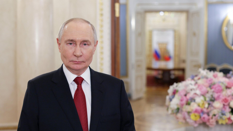 Путин призвал создать условия для женщин, совмещающих материнство и карьеру