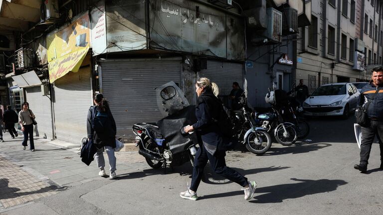 В центре Тегерана собираются люди, чтобы почтить память Хаменеи