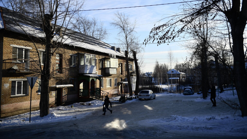 В Чувашии женщина рассмеялась после того, как на нее упал снег с крыши