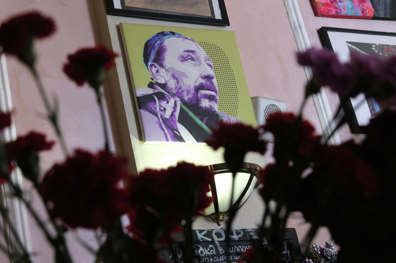 В Екатеринбурге началось прощание с драматургом Колядой