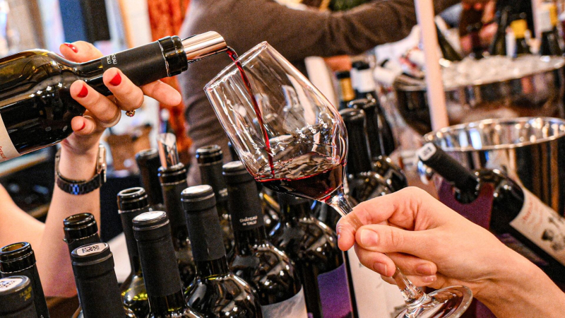 Винодел научил, как правильно выбрать вино на 8 марта