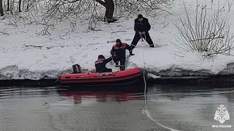 Волонтеры прошли за ночь более двух километров по реке в Звенигороде